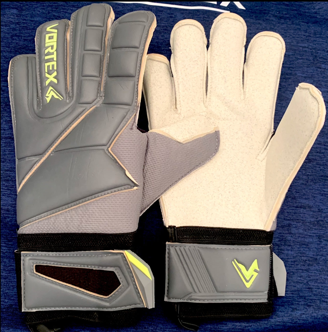 LEVEL GOALKEEPER GLOVE